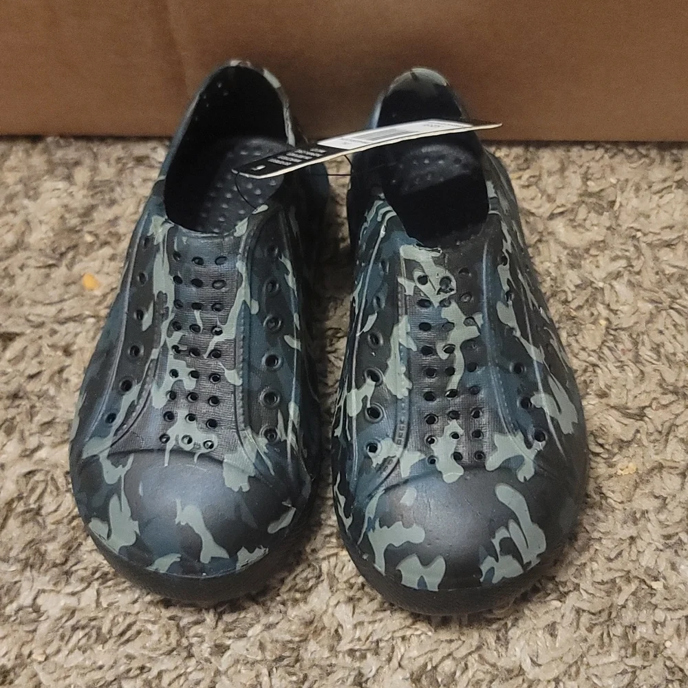 REVO TODDLER CAMO WATER SHOES/SNEAKERS: GREEN/BLACK CAMO: NWT: SZ 5/6